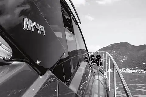 Cranchi M44 HT, exterior — Sardinia Yacht Hire, Cerdeña. Techo rígido, velocidad y días completos en la costa