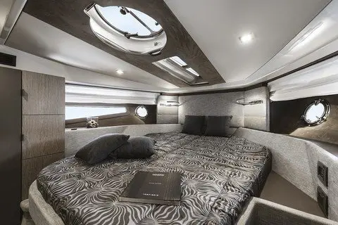 Cranchi M44 HT, cubierta principal — Sardinia Yacht Hire, Cerdeña. Techo rígido, velocidad y días completos en la costa