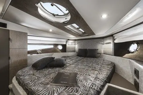 Cranchi M44 HT, cubierta principal — Sardinia Yacht Hire, Cerdeña. Techo rígido, velocidad y días completos en la costa