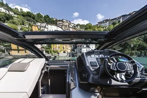 Cranchi M44 HT, cubierta de popa — Sardinia Yacht Hire, Cerdeña. Techo rígido, velocidad y días completos en la costa