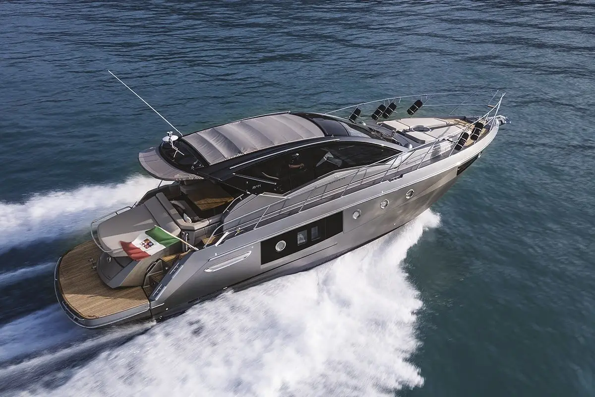 Cranchi M44 HT, salón — Sardinia Yacht Hire, Cerdeña. Techo rígido, velocidad y días completos en la costa