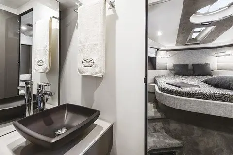 Cranchi M44 HT, camarote principal — Sardinia Yacht Hire, Cerdeña. Techo rígido, velocidad y días completos en la costa