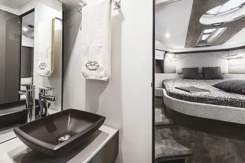 Cranchi M44 HT, camarote principal — Sardinia Yacht Hire, Cerdeña. Techo rígido, velocidad y días completos en la costa