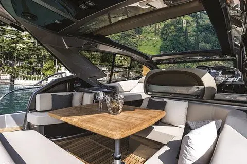 Cranchi M44 HT, flybridge — Sardinia Yacht Hire, Cerdeña. Techo rígido, velocidad y días completos en la costa