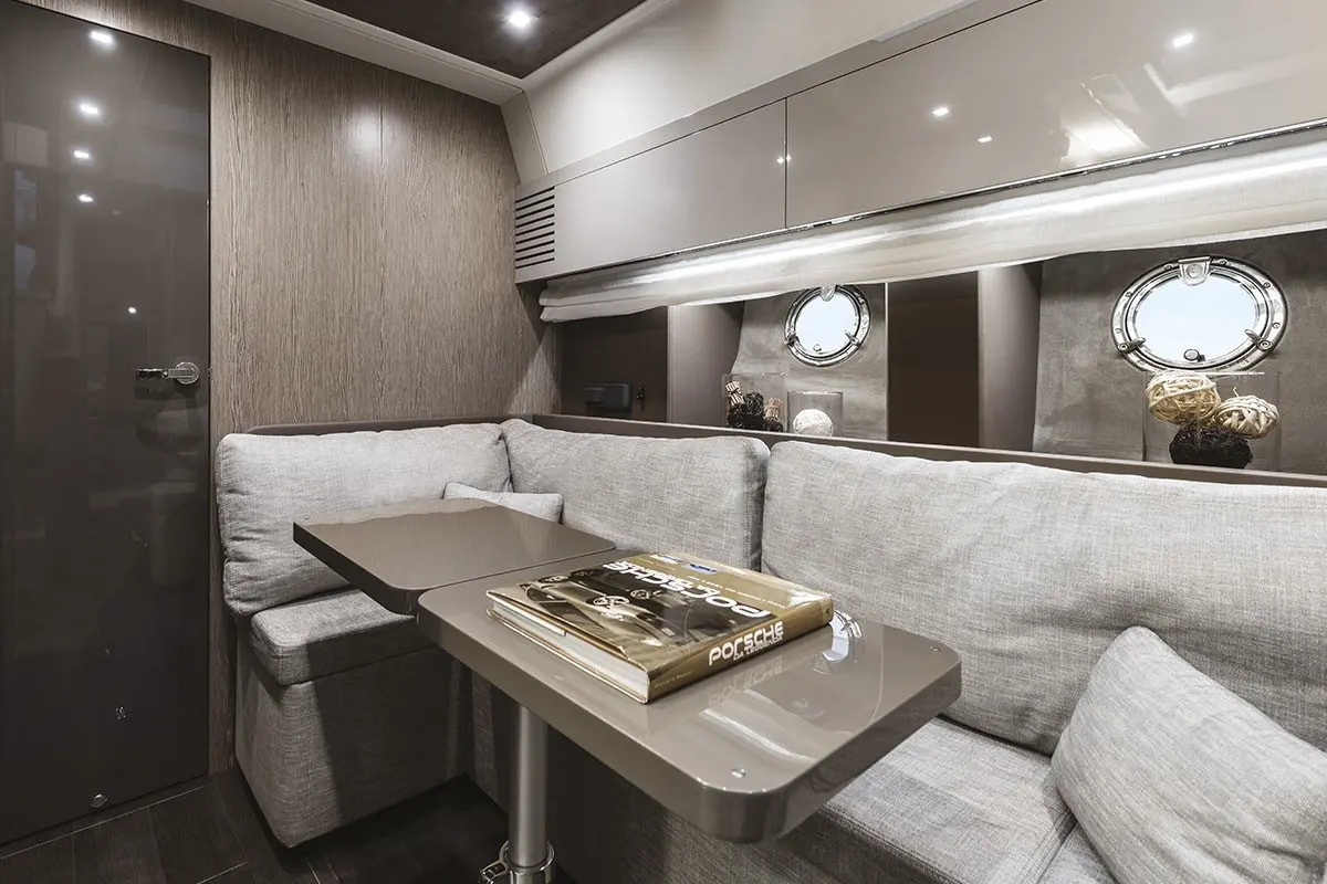 Cranchi M44 HT, exterior — Sardinia Yacht Hire, Cerdeña. Techo rígido, velocidad y días completos en la costa