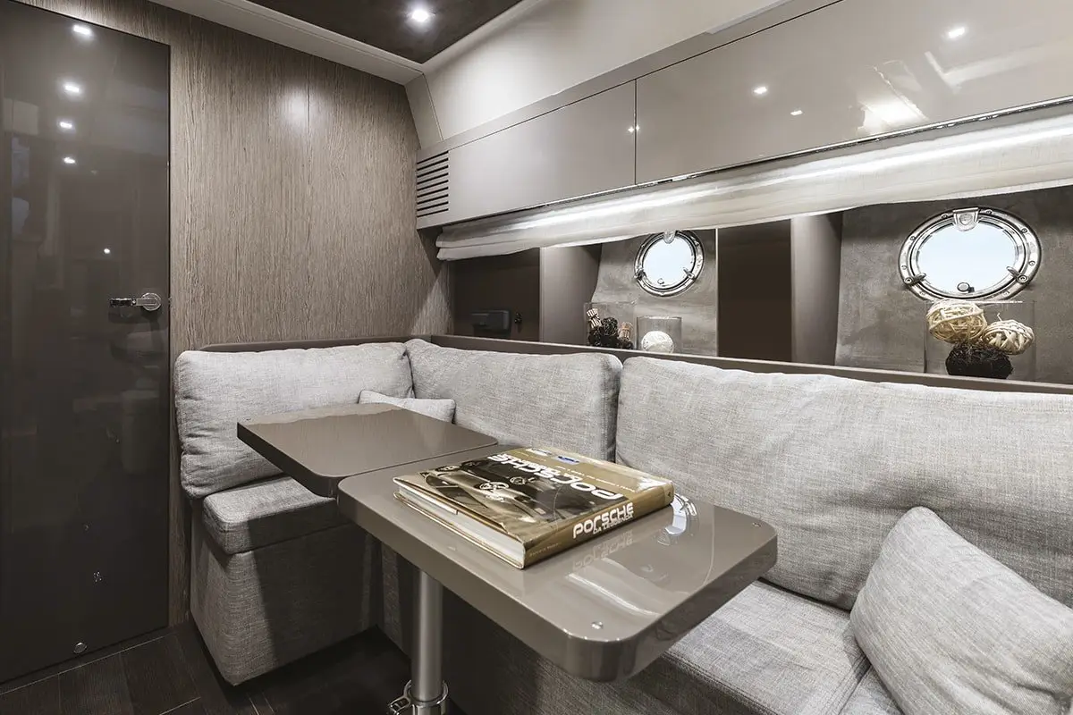 Cranchi M44 HT, exterior — Sardinia Yacht Hire, Cerdeña. Techo rígido, velocidad y días completos en la costa