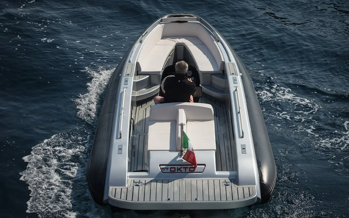 Dariel 7.5m, salón — Sardinia Yacht Hire, Cerdeña. Rápida, ágil y lista para calas poco profundas