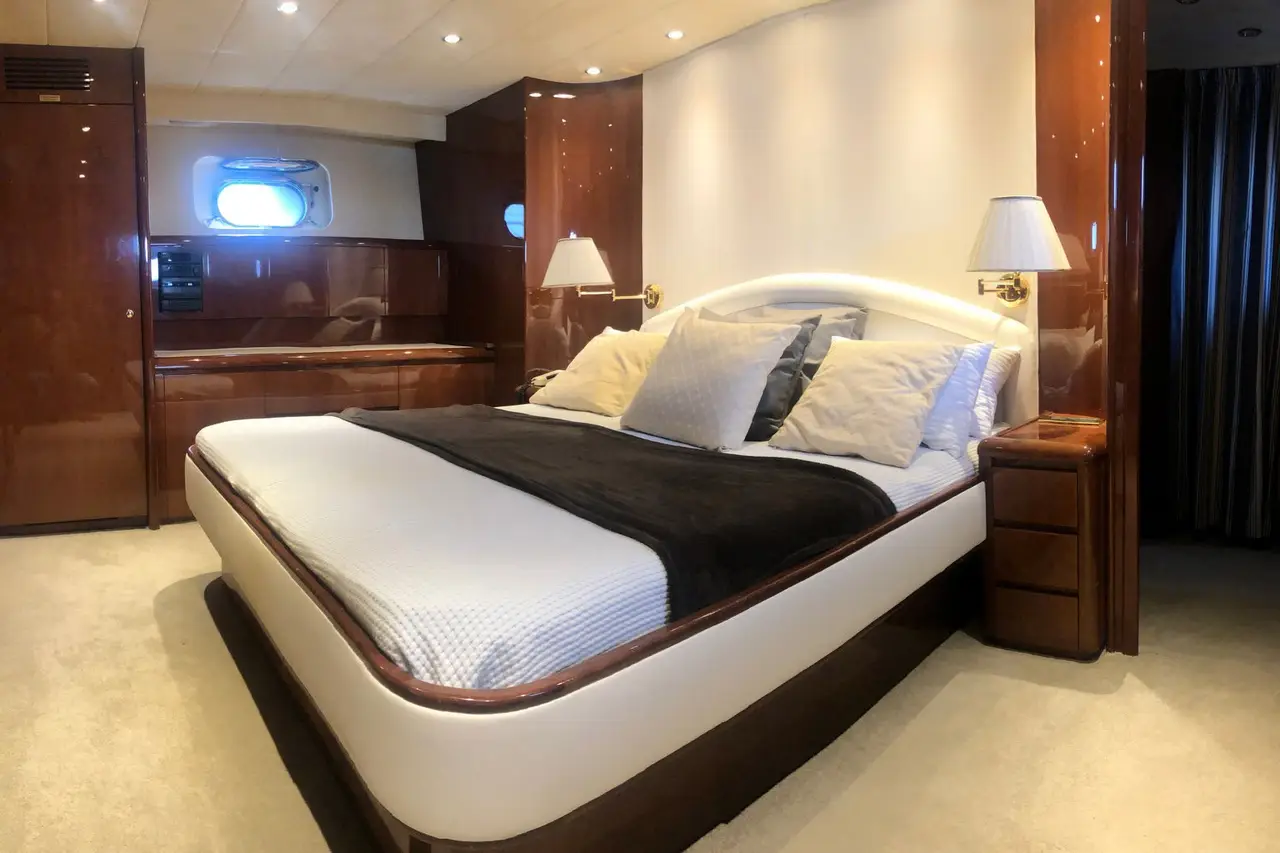 Falcon 80S, Salon — Sardinia Yacht Hire, Sardinien. Vier Kabinen, ruhiges Tempo entlang der Costa Smeralda