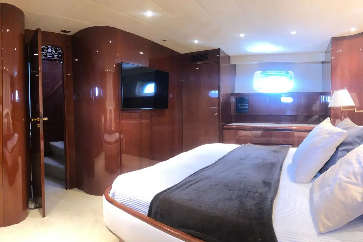 Falcon 80S, Hauptkabine — Sardinia Yacht Hire, Sardinien. Vier Kabinen, ruhiges Tempo entlang der Costa Smeralda
