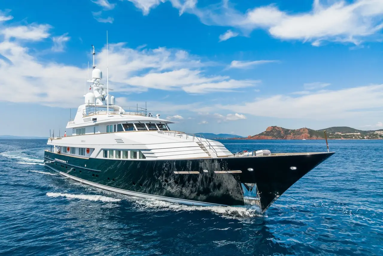 Emerald — Sardinia Yacht Hire, Sardinien. Sechs Kabinen, ruhige Decks, Costa Smeralda in Reichweite