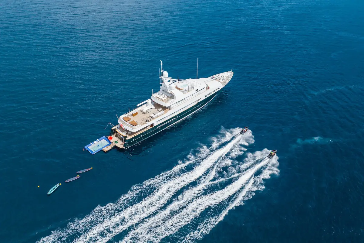 Emerald, esterno — Sardinia Yacht Hire, Sardegna. Cinquanta metri per rotte lunghe lungo la Costa Smeralda