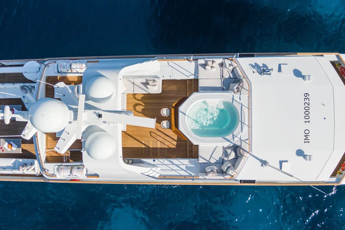 Emerald, ponte principale — Sardinia Yacht Hire, Sardegna. Cinquanta metri per rotte lunghe lungo la Costa Smeralda