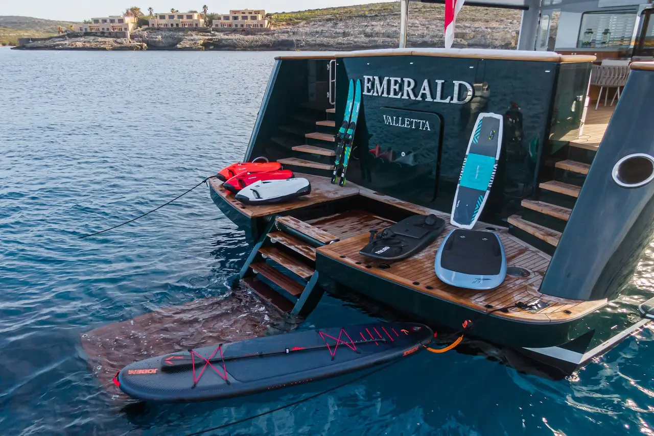 Emerald, Salon — Sardinia Yacht Hire, Sardinien. Sechs Kabinen, ruhige Decks, Costa Smeralda in Reichweite