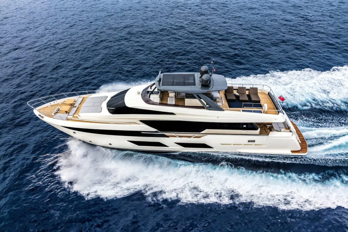 Ferretti 920 — Sardinia Yacht Hire, Sardegna. Ponti ampi e rotta libera tra le isole sarde