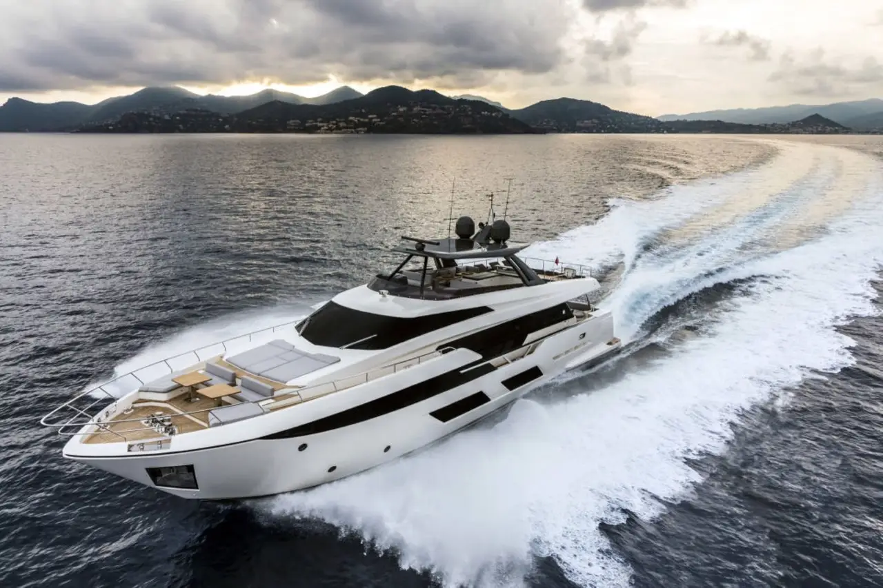 Ferretti 920, Außenansicht — Sardinia Yacht Hire, Sardinien. Ruhiger Rumpf und vier Kabinen für Mehrtagestörns