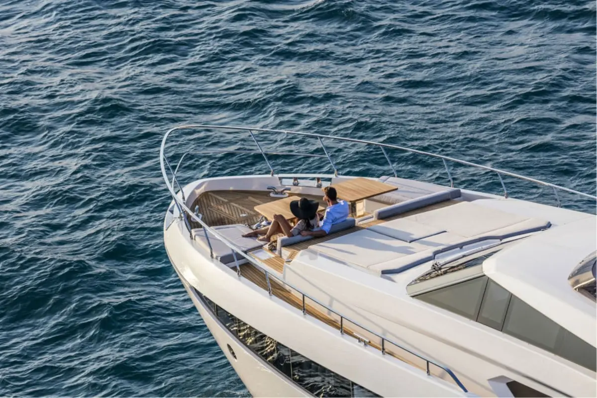 Ferretti 920, ponte principale — Sardinia Yacht Hire, Sardegna. Ponti ampi e rotta libera tra le isole sarde