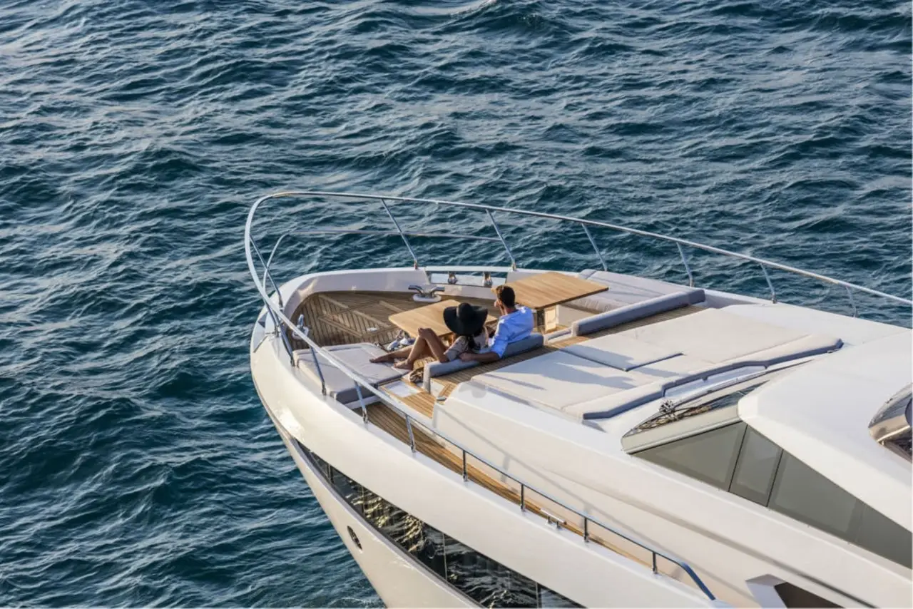 Ferretti 920, Hauptdeck — Sardinia Yacht Hire, Sardinien. Ruhiger Rumpf und vier Kabinen für Mehrtagestörns