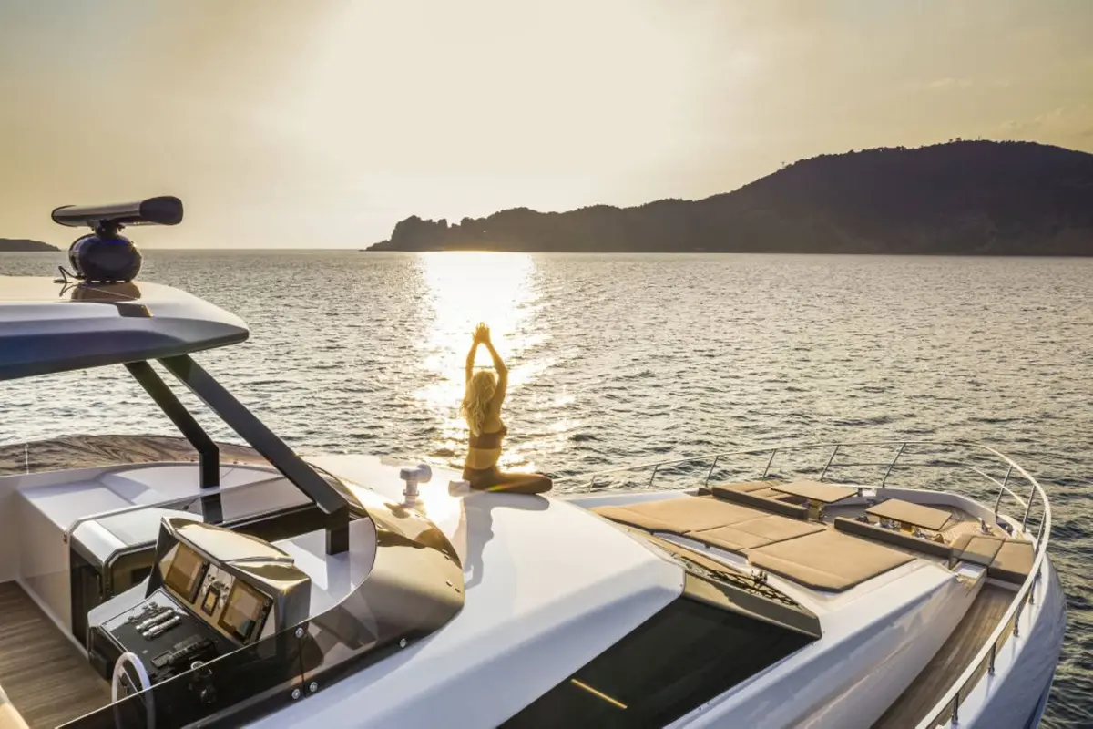 Ferretti 920, ponte di poppa — Sardinia Yacht Hire, Sardegna. Ponti ampi e rotta libera tra le isole sarde