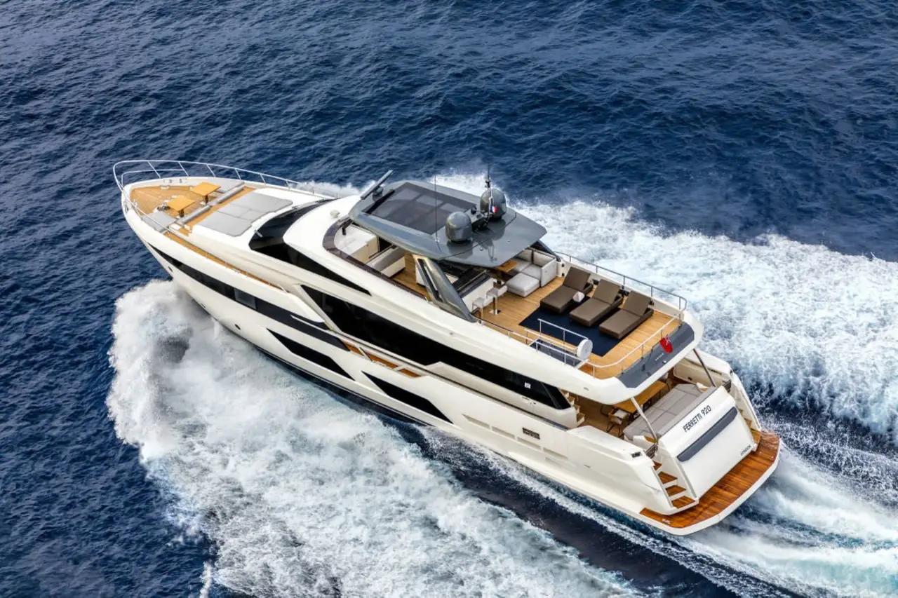 Ferretti 920, Hauptkabine — Sardinia Yacht Hire, Sardinien. Ruhiger Rumpf und vier Kabinen für Mehrtagestörns