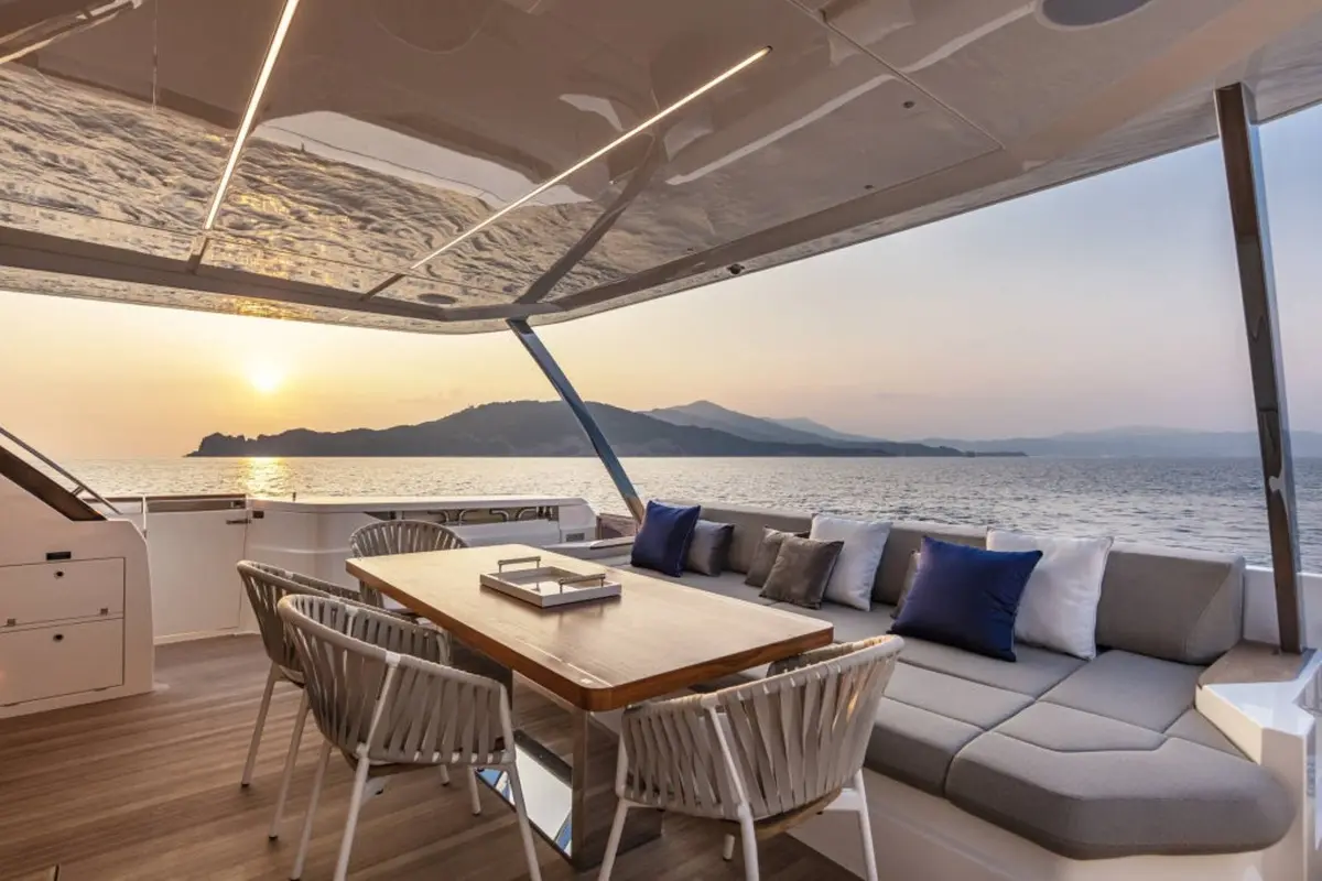 Ferretti 920, flybridge — Sardinia Yacht Hire, Sardegna. Ponti ampi e rotta libera tra le isole sarde