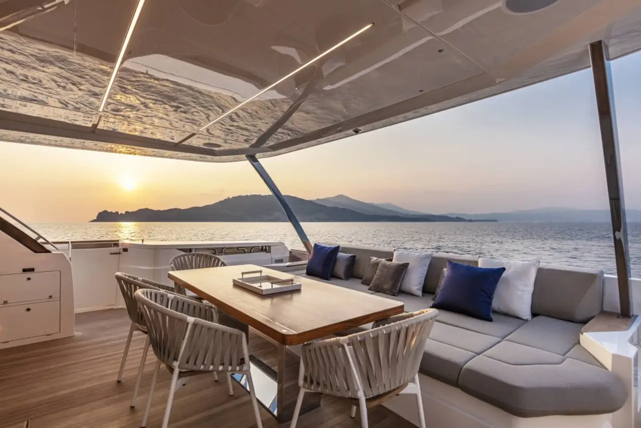 Ferretti 920, Flybridge — Sardinia Yacht Hire, Sardinien. Ruhiger Rumpf und vier Kabinen für Mehrtagestörns