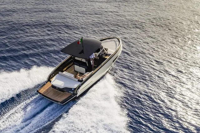Invictus 280 GT — Sardinia Yacht Hire, Cerdeña