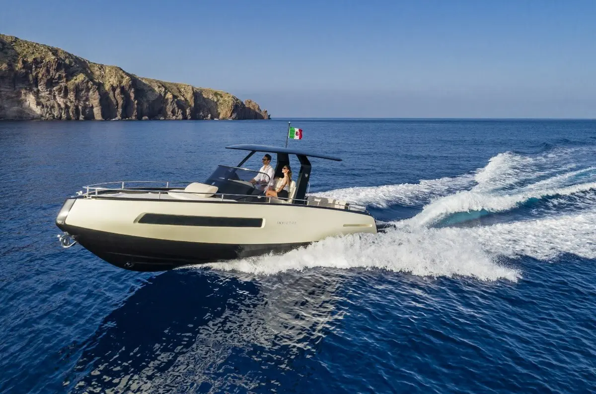 Invictus 280 GT, exterior — Sardinia Yacht Hire, Cerdeña. Agilidad y velocidad rumbo a las calas de Cerdeña