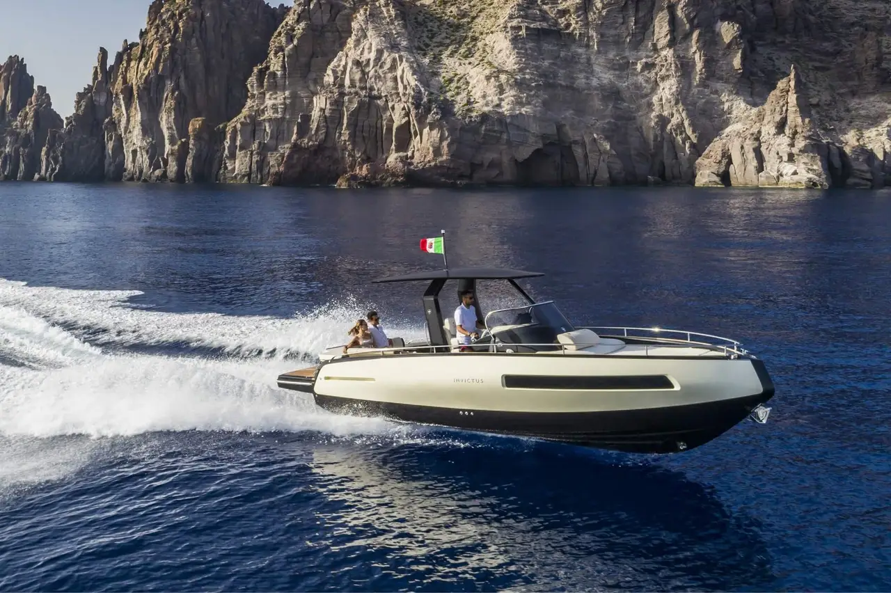 Invictus 280 GT, cubierta principal — Sardinia Yacht Hire, Cerdeña. Agilidad y velocidad rumbo a las calas de Cerdeña