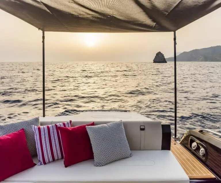 Invictus 280 GT, cubierta de popa — Sardinia Yacht Hire, Cerdeña. Agilidad y velocidad rumbo a las calas de Cerdeña