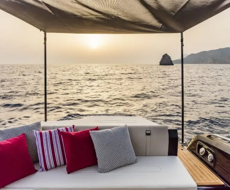 Invictus 280 GT, cubierta de popa — Sardinia Yacht Hire, Cerdeña. Agilidad y velocidad rumbo a las calas de Cerdeña