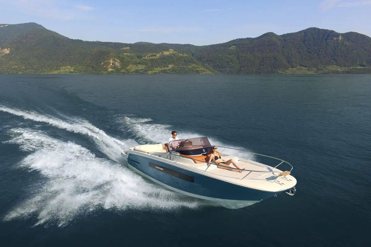 Invictus 280 — Sardinia Yacht Hire, Sardinien. Wendiger Tagesausflug für kleine Gruppen zwischen Granitinseln