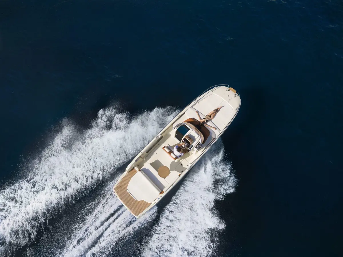 Invictus 280, Außenansicht — Sardinia Yacht Hire, Sardinien. Wendiger Tagesausflug für kleine Gruppen zwischen Granitinseln