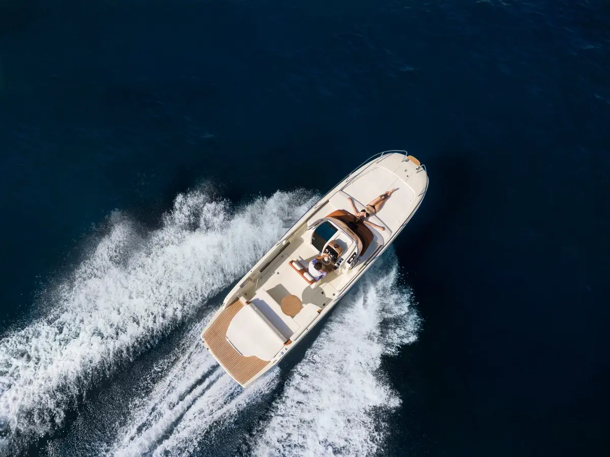 Invictus 280, Hauptdeck — Sardinia Yacht Hire, Sardinien. Wendiger Tagesausflug für kleine Gruppen zwischen Granitinseln