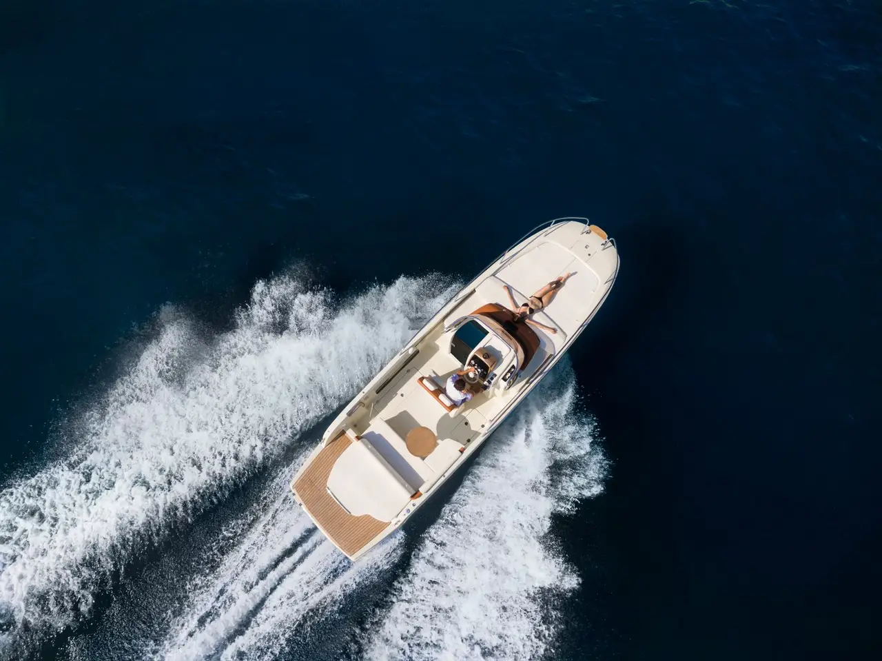 Invictus 280, Hauptdeck — Sardinia Yacht Hire, Sardinien. Wendiger Tagesausflug für kleine Gruppen zwischen Granitinseln