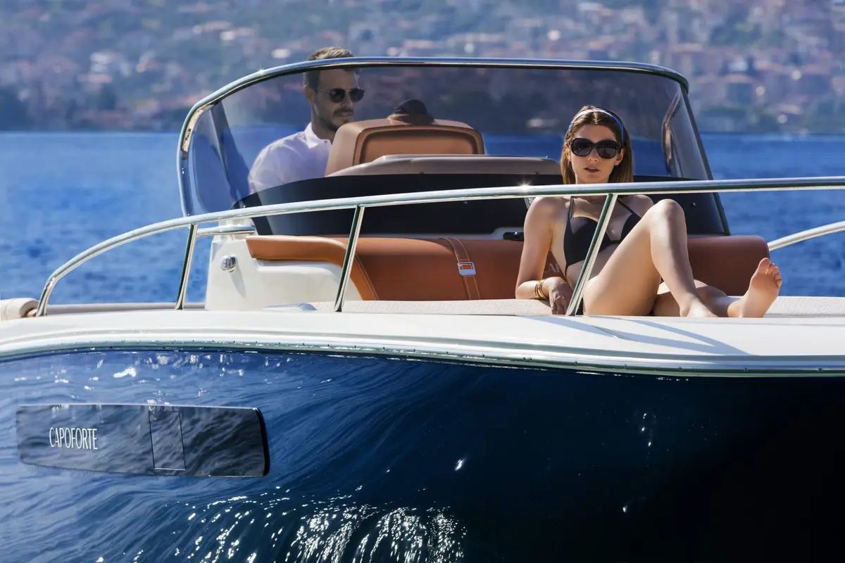 Invictus 280, Achterdeck — Sardinia Yacht Hire, Sardinien. Wendiger Tagesausflug für kleine Gruppen zwischen Granitinseln