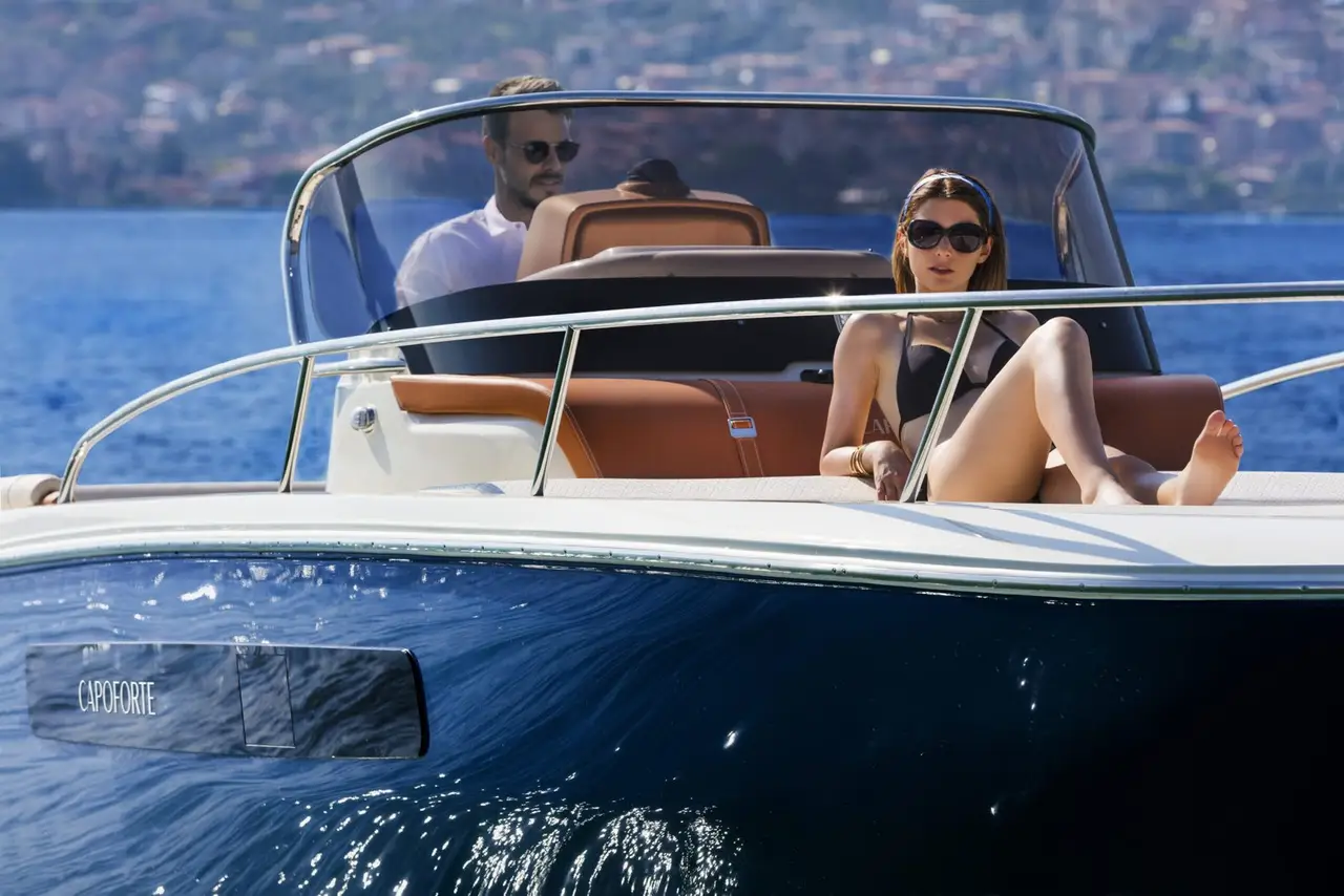 Invictus 280, Achterdeck — Sardinia Yacht Hire, Sardinien. Wendiger Tagesausflug für kleine Gruppen zwischen Granitinseln
