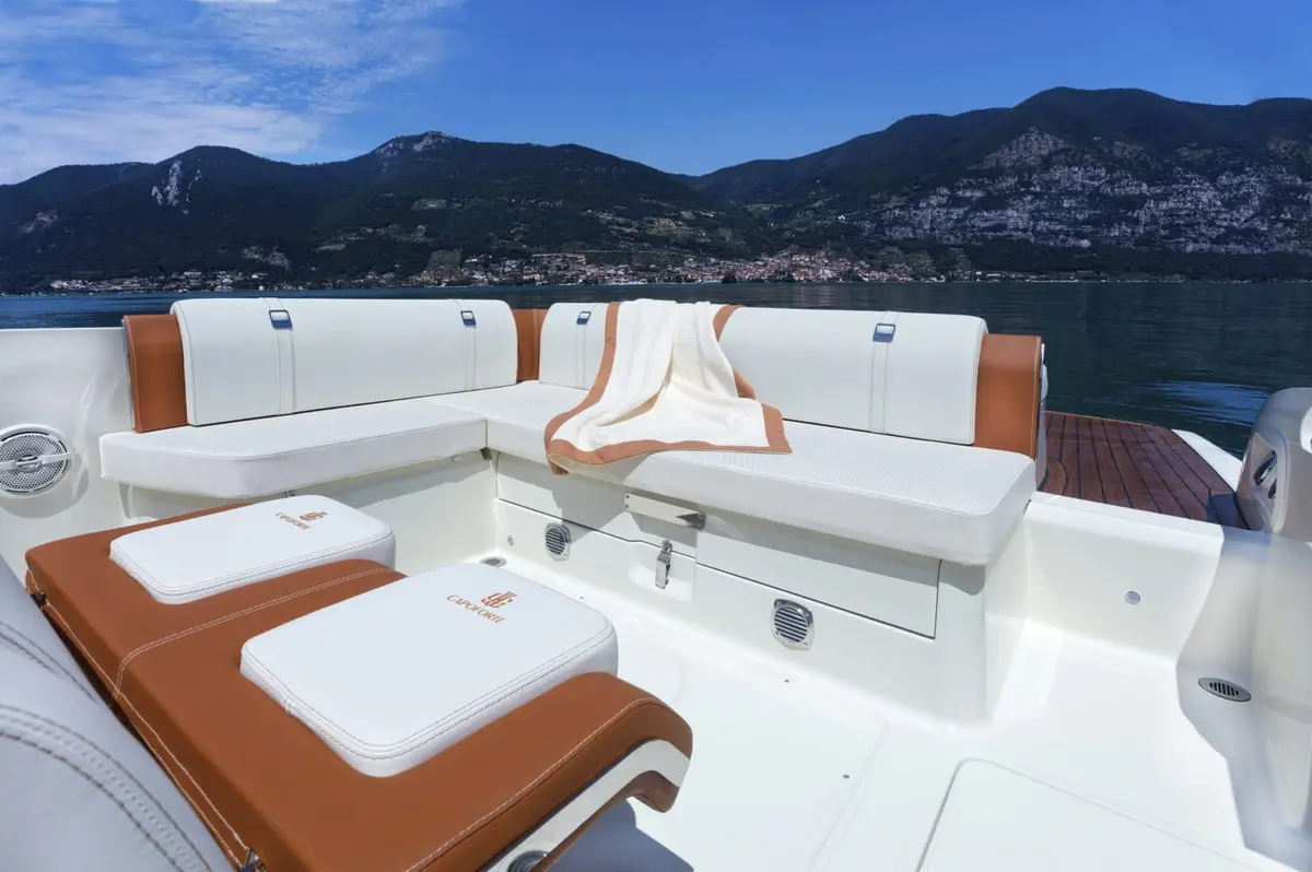 Invictus 280, Hauptkabine — Sardinia Yacht Hire, Sardinien. Wendiger Tagesausflug für kleine Gruppen zwischen Granitinseln