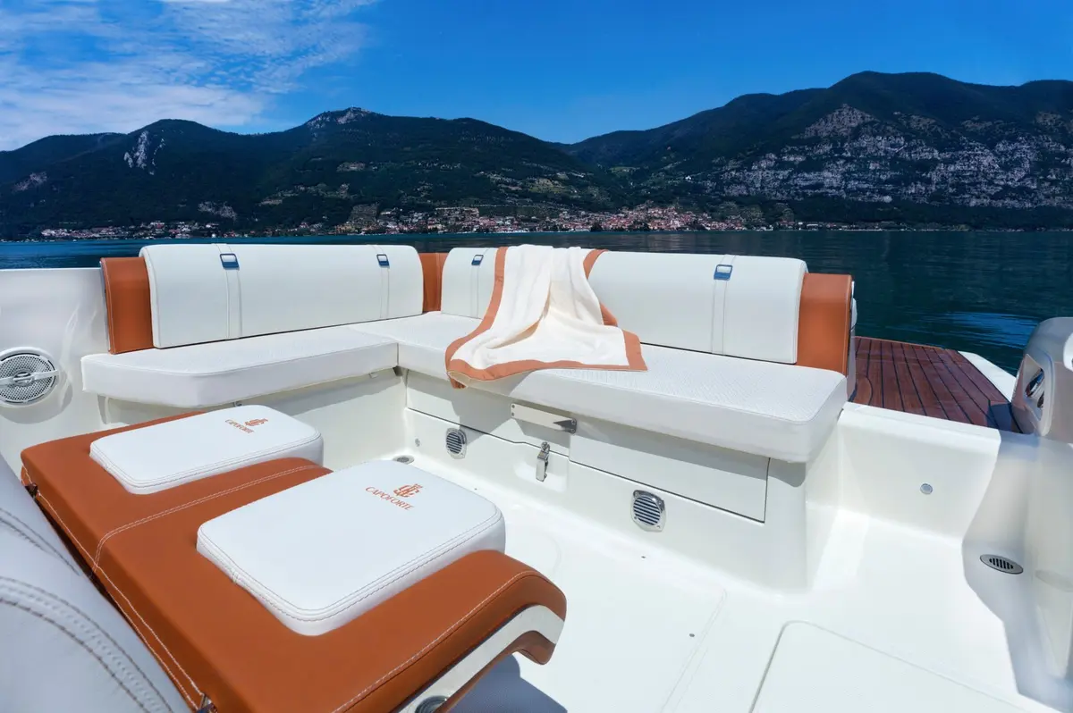 Invictus 280, Flybridge — Sardinia Yacht Hire, Sardinien. Wendiger Tagesausflug für kleine Gruppen zwischen Granitinseln