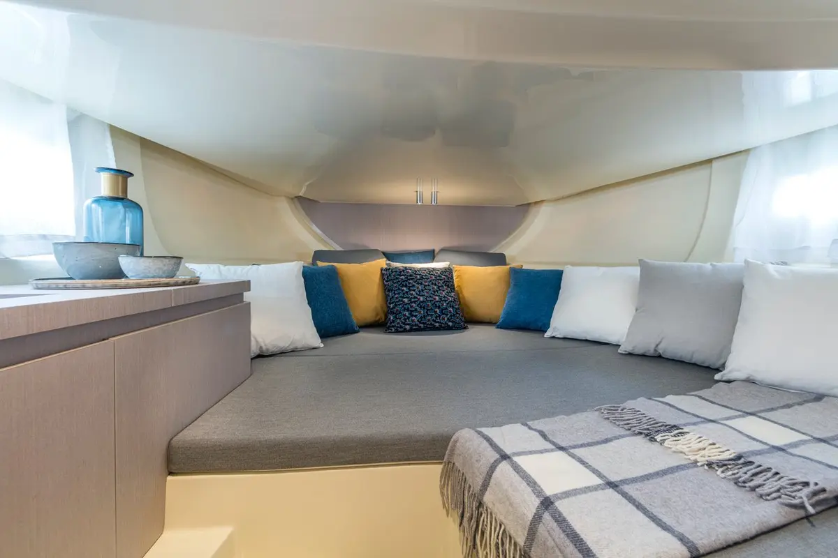 Invictus 280, Außenansicht — Sardinia Yacht Hire, Sardinien. Wendiger Tagesausflug für kleine Gruppen zwischen Granitinseln