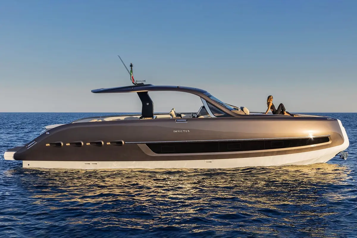 Invictus 460 — Sardinia Yacht Hire, Sardinien. Schneller Tagesausflug zu den Inseln der Maddalena