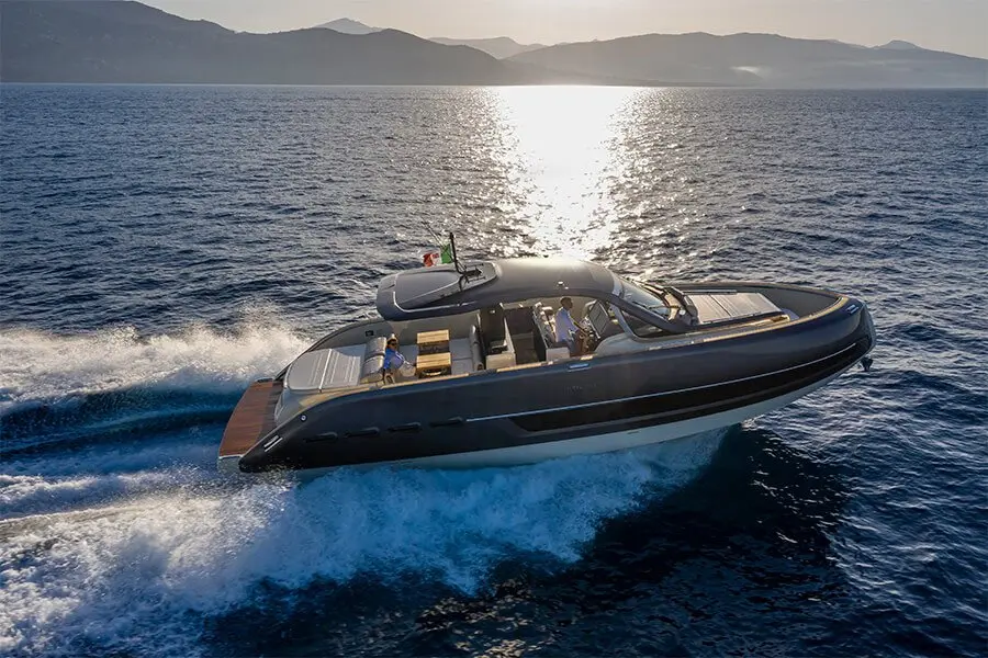 Invictus 460, Außenansicht — Sardinia Yacht Hire, Sardinien. Schneller Tagesausflug zu den Inseln der Maddalena