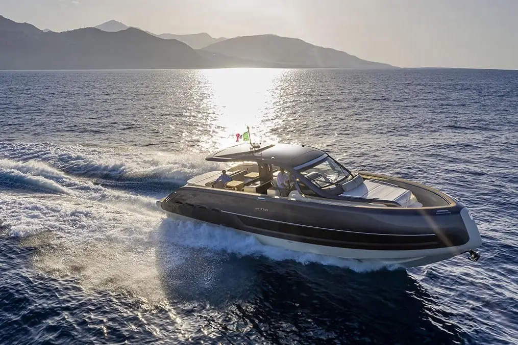 Invictus 460, Hauptdeck — Sardinia Yacht Hire, Sardinien. Schneller Tagesausflug zu den Inseln der Maddalena