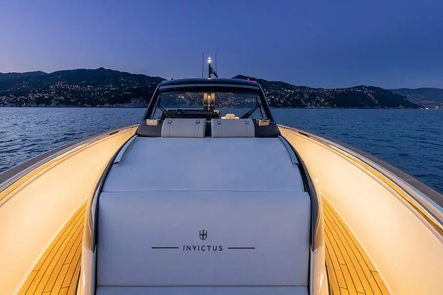 Invictus 460, Achterdeck — Sardinia Yacht Hire, Sardinien. Schneller Tagesausflug zu den Inseln der Maddalena