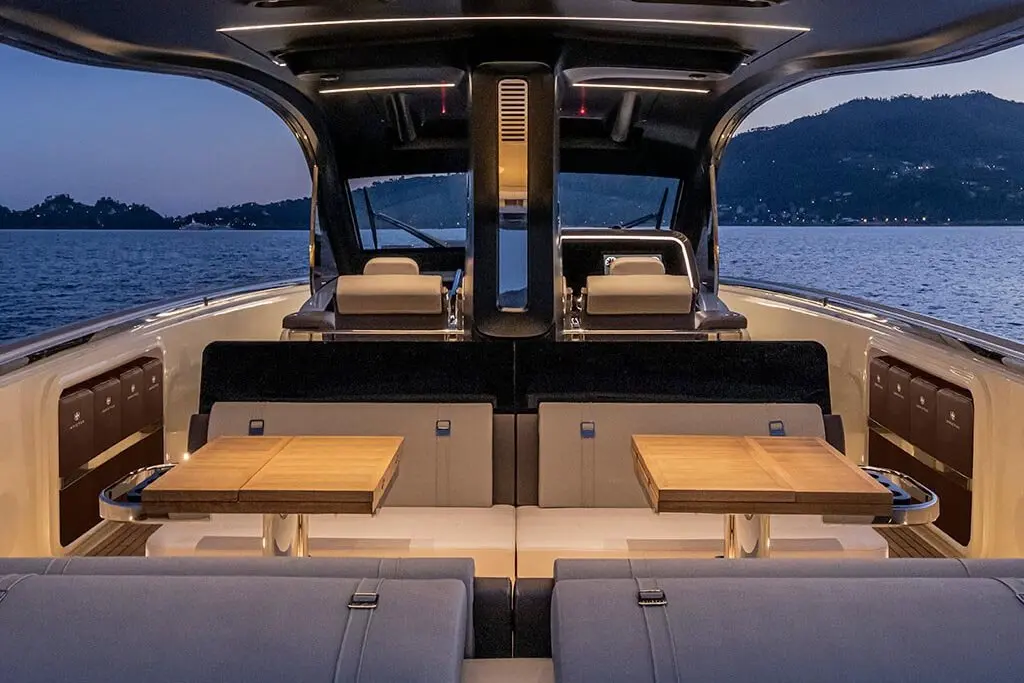 Invictus 460, Salon — Sardinia Yacht Hire, Sardinien. Schneller Tagesausflug zu den Inseln der Maddalena