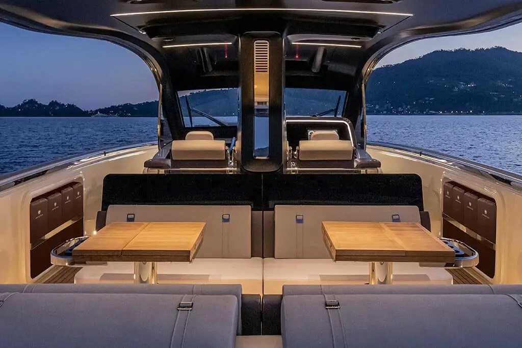 Invictus 460, Salon — Sardinia Yacht Hire, Sardinien. Schneller Tagesausflug zu den Inseln der Maddalena