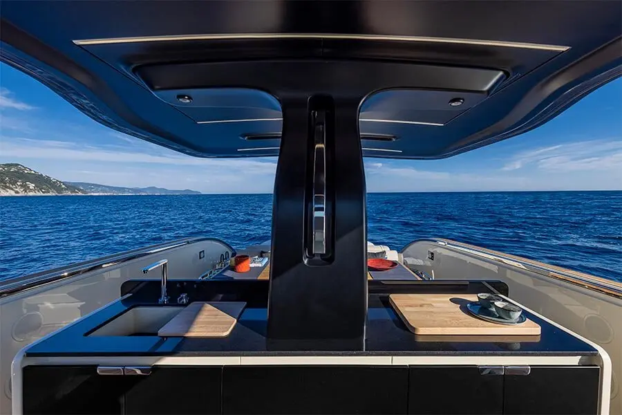 Invictus 460, Hauptkabine — Sardinia Yacht Hire, Sardinien. Schneller Tagesausflug zu den Inseln der Maddalena