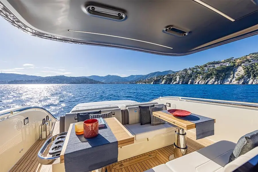 Invictus 460, Flybridge — Sardinia Yacht Hire, Sardinien. Schneller Tagesausflug zu den Inseln der Maddalena