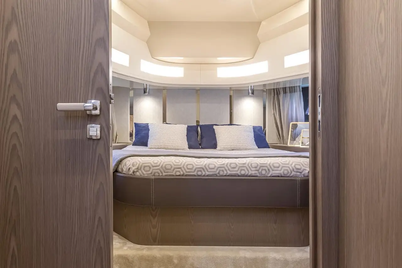 Invictus 460, Außenansicht — Sardinia Yacht Hire, Sardinien. Schneller Tagesausflug zu den Inseln der Maddalena