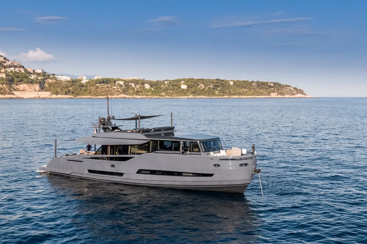 Extra 86 — Sardinia Yacht Hire, Cerdeña. Sobremesa al aire libre frente a las calas