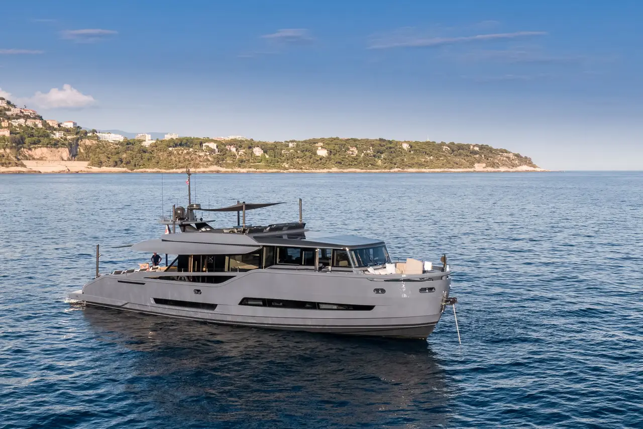 Extra 86 — Sardinia Yacht Hire, Cerdeña. Sobremesa al aire libre frente a las calas